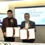 (Left-right: Chief Executive Officer of Huawei Malaysia, Mr Michael Yuan; Chief Executive Officer of Celcom Axiata Berhad, Datuk Idham Nawawi)
